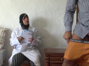 Un mari algérien rend visite à une femme médecin à Marseille 12/16