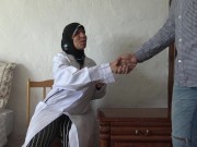 Un mari algérien rend visite à une femme médecin à Marseille 2/16