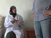 Un mari algérien rend visite à une femme médecin à Marseille 3/16