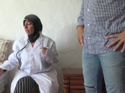 Un mari algérien rend visite à une femme médecin à Marseille 5/16