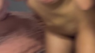 Mi vecino me coge frente al espejo