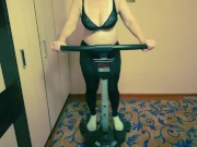 Фигуристая Катерина занимаеться на тренажере и подставляет дырочку к члену поклонника 2/16