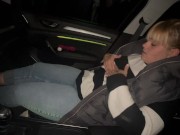 Selbstbefriedigung im Auto klitoris reiben geil satisfyer Orgasmus stöhnen feucht 1/16