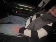 Selbstbefriedigung im Auto klitoris reiben geil satisfyer Orgasmus stöhnen feucht 5/16