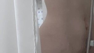 Me masturbo en la ducha y se lo envío a mi novia. Primer video.