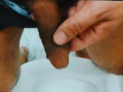 Mijando com a piroca em esguicho médio de mijo 1/16