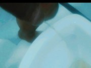 Mijando com a piroca em esguicho médio de mijo 10/16