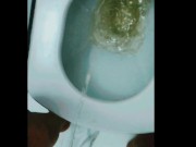 Mijando com a piroca em esguicho médio de mijo 14/16