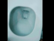 Mijando com a piroca em esguicho médio de mijo 15/16