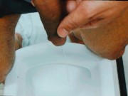 Mijando com a piroca em esguicho médio de mijo 2/16