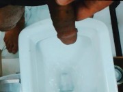 Mijando com a piroca em esguicho médio de mijo 4/16