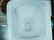 Mijando com a piroca em esguicho médio de mijo