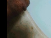 Mijando com a piroca em esguicho médio de mijo 7/16