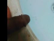 Mijando com a piroca em esguicho médio de mijo 8/16