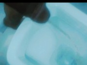 Mijando com a piroca em esguicho médio de mijo 9/16