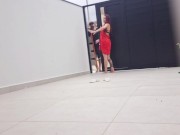 Safada tomando sol de biquíni em seu quintal e vizinho entrou para fazer manutenção do portão. 2/16