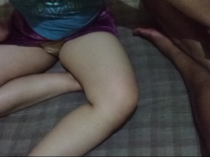 Pijit plus plus tante sexy di dalam kamar kos