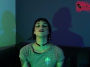 Me encanta hacer garganta profunda a mis enormes dildos 5/16