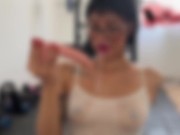 Masturbo mi apretado coño en el gym antes de que llegue mi entrenador personal 16/16