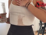 Masturbo mi apretado coño en el gym antes de que llegue mi entrenador personal 9/16