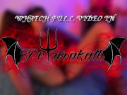 Hermosa chica Pin up se folla su apretado coño con su enorme consolador! 16/16