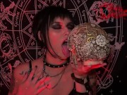 Chica gotica caliente y su ritual antes de tener sexo con una enorme verga 4/16