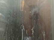 Me baño el cuerpo en la ducha mientras me masturbo y juego con mi pene 10/16