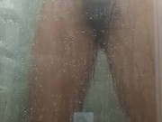 Me baño el cuerpo en la ducha mientras me masturbo y juego con mi pene 14/16