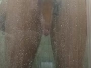 Me baño el cuerpo en la ducha mientras me masturbo y juego con mi pene 4/16