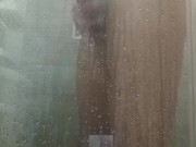 Me baño el cuerpo en la ducha mientras me masturbo y juego con mi pene 5/16