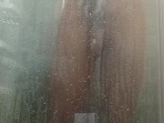 Me baño el cuerpo en la ducha mientras me masturbo y juego con mi pene 9/16