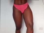 Chica en bragas siente placer al masturbarse con sus pies 2/16