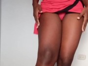 Chica en bragas siente placer al masturbarse con sus pies 4/16