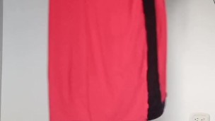 Chica en bragas siente placer al masturbarse con sus pies