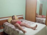 Tumbado solito en la cama disfrutando de una paja 1/16