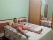 Tumbado solito en la cama disfrutando de una paja 2/16