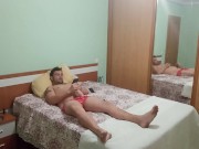 Tumbado solito en la cama disfrutando de una paja