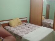 Tumbado solito en la cama disfrutando de una paja 7/16