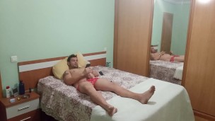 Tumbado solito en la cama disfrutando de una paja