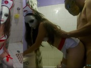 Inocente hijastra  en el baño y su padrastro entra para follarla en pleno halloween 14/16