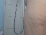 Milf står i duschen  och smeker sig själv 2/16