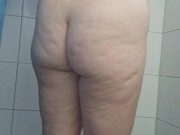 Milf står i duschen  och smeker sig själv 6/16