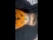 Mi esposa me sorprende en Halloween pinta su culo de calabaza me da una mamada y la follo duro 2/16