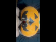 Mi esposa me sorprende en Halloween pinta su culo de calabaza me da una mamada y la follo duro 5/16