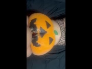 Mi esposa me sorprende en Halloween pinta su culo de calabaza me da una mamada y la follo duro 6/16
