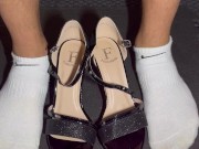 Tacchi nuovi, la mia ragazza vuole che gli strofino il cazzo e che gli sborro sopra 💦 👠 1/16