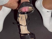 Tacchi nuovi, la mia ragazza vuole che gli strofino il cazzo e che gli sborro sopra 💦 👠 12/16