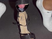 Tacchi nuovi, la mia ragazza vuole che gli strofino il cazzo e che gli sborro sopra 💦 👠 14/16