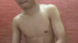Garoto gostoso se masturba furiosamente