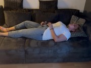 Selbstbefriedigung masturbieren Jeans auf dem Sofa multiple Orgasmen komme zweimal klitoris reiben 1/16